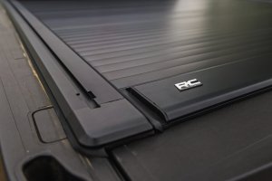 Ford F-250 Super Duty Manual Retractable Bed Cover - Rough Country - Heavy-Duty Aluminum with Smooth Spring-Assisted Retraction - Matte Black - '17-'26